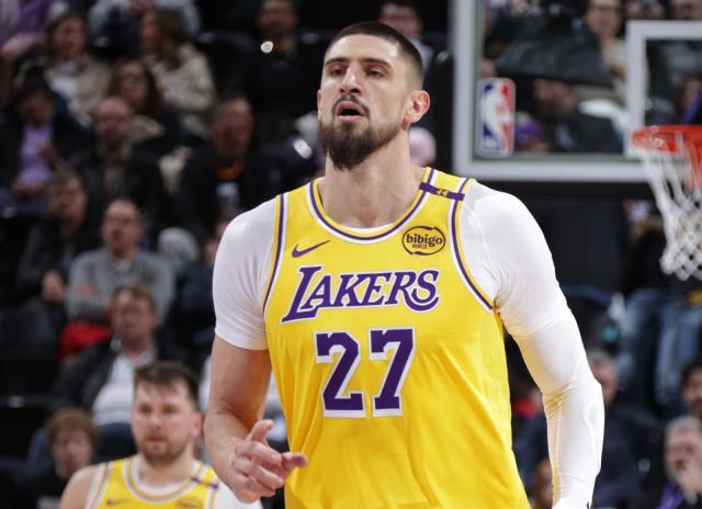 开云体育官网-浓眉交易后遗症凸显！湖人中锋羸弱拖累东詹冲冠？