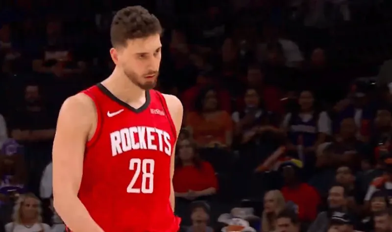 开云体育官网-杰伦-格林造成申京第四犯，申京下半场刚开局就被换下