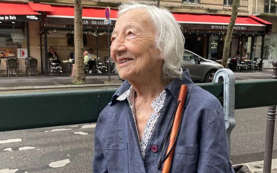 开云-巴黎街头一群足球流氓围着90岁老奶？看似惊险其实很暖！
